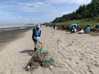 國際淨灘日！百位志工頂烈日走入保安林淨灘 清出390公斤海廢