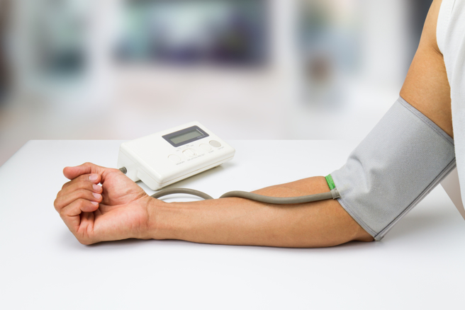 医疗人员通常透过测量血压来收集关于个人健康状况的重要信息。大多数情况下，人们测量血压时都是坐着，但这可能不太准确，因为有些人在躺卧的可能血压升高，而坐着时则正常。（示意图 Shutter Stock）