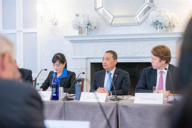 國民黨總統參選人侯友宜接受美國智庫學者訪問。（侯辦提供）