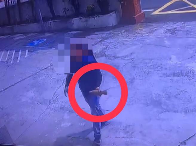 工程人员手持未爆弹到中寮派出所报案。（民眾提供／孙英哲彰化传真）