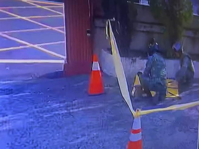 陆军第五支部（新社）弹药分库未爆弹处理小组谨慎地将该枚疑似炮弹放置于防爆毯检查、拍照。（民眾提供／孙英哲彰化传真）