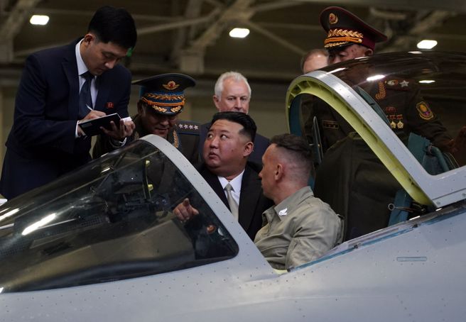 北韓最高領導人金正恩9月15日前往遠東阿穆爾河畔共青城（Komsomolsk-on-Amur），深入考察生產戰機等設備的製造廠，仔細參觀各式戰機。（路透）