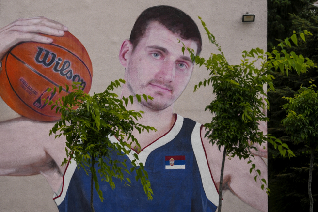 金块约基奇的广告看板。（美联社资料照）