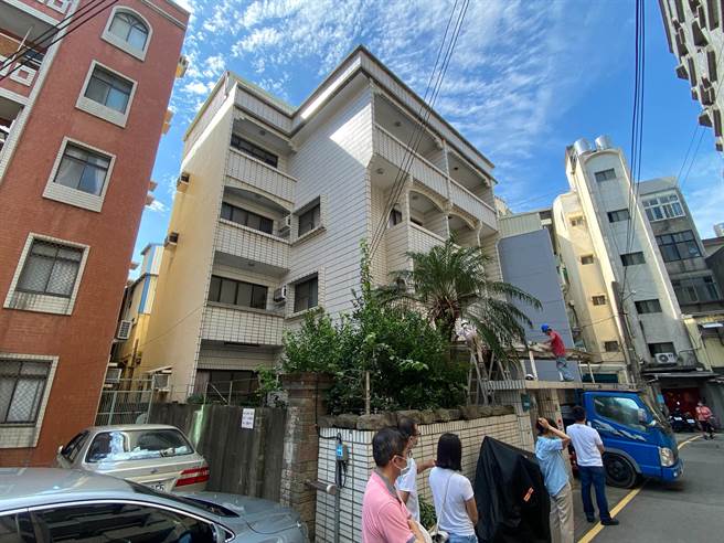 柯文哲老家遭人检举违建，柯妈决定不等了，16日上午9时自行雇工拆除包括5楼铁皮屋与1楼庭院的採光罩。（陈育贤摄）