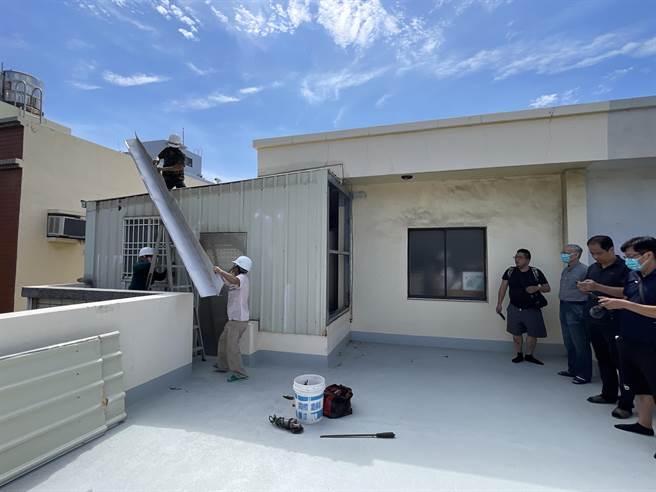 柯文哲老家遭人检举违建，柯妈决定不等了，16日上午9时自行雇工拆除包括5楼铁皮屋与1楼庭院的採光罩。（陈育贤摄）