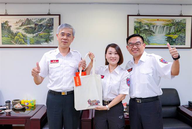 来自大陆的新住民周艺南(中)当选全国防火宣导志工菁英奖，消防局长吕英华(左)昨日特别约见当面嘉许。(图／金门县消防局提供)