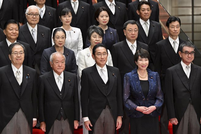 岸田内阁今天决定的副大臣人事共有26人，其中23人隶属于执政党自民党，3人隶属于联合执政的公明党。(图/美联社)
