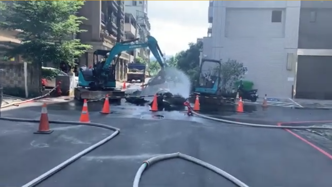 三峡民生街巷内瓦斯漏气 暂封锁下午恢復供气（撷取自影片）