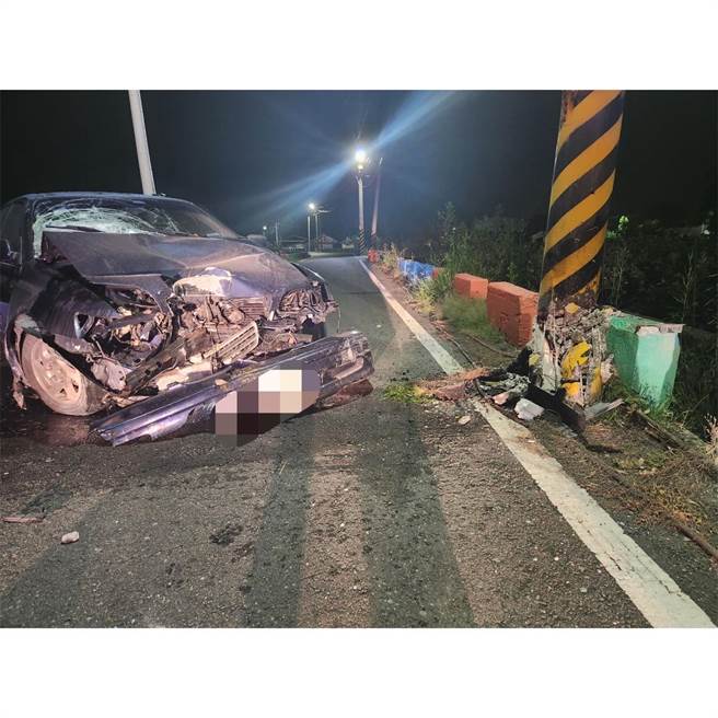 刘男驾车逃逸后自撞电杆，车辆横停在路中。（警方提供／孙英哲彰化传真）