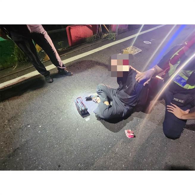 刘男驾车自撞电杆后，遭随后赶抵的警方逮捕。（警方提供／孙英哲彰化传真）