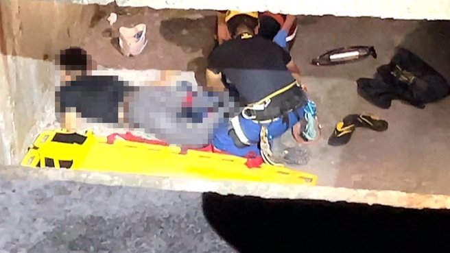 来自台北的男游客跌落台东富冈渔港东堤10公尺深涵洞，全身多处骨折，意识清楚。（萧嘉蕙摄）