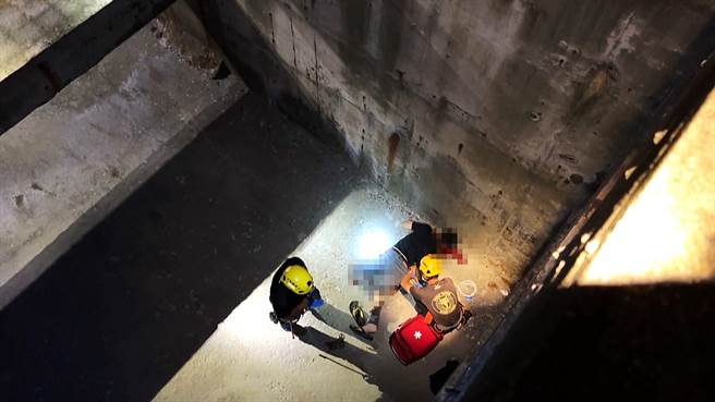 据资深钓客判断，男子可能误走「小板」，通行如同走在独木桥一样窄而危险。（萧嘉蕙摄）