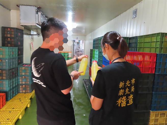 新北市卫生局稽查辖内加工厂，发现两家受中央畜产会委托加工进口蛋制成冷冻杀菌蛋液的家工厂，部分进口报单资料缺漏，已责令业者尽速补件确认。(图／新北卫生局提供)