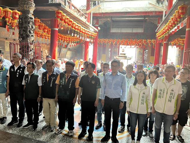 副總統賴清德今（16日）上午在雲林縣有4個拜廟行程，原本最後一個行程要到古坑鄉登革熱疫區的地母廟參拜及座談，今天改前往斗南鎮順天宮參拜。（周麗蘭攝）