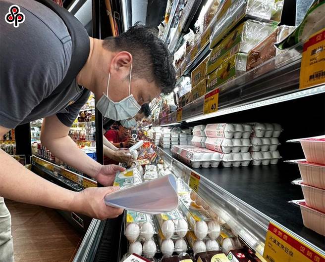 近日有地方政府、立法委員向進口雞蛋的農業部索取相關流向，但農業部卻未提供，地方政府因而自行稽查，除了發現有進口雞蛋有效日期標示不實外，還有混入國產蛋情事。（報系資料照）