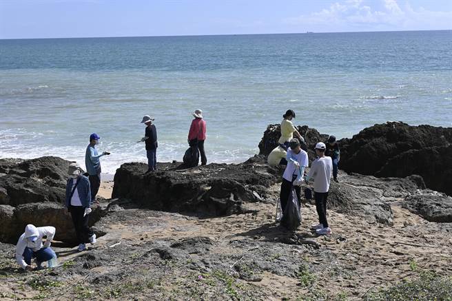 垦管处集中火力在满州湾沙滩至风吹沙下方沙滩近1公里的区段净滩，在30个团体315人的努力下，16日共清出逾200公斤的垃圾。（垦管处提供／谢佳潾屏东传真）