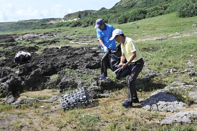 垦管处集中火力在满州湾沙滩至风吹沙下方沙滩近1公里的区段净滩，在30个团体315人的努力下，16日共清出逾200公斤的垃圾。（垦管处提供／谢佳潾屏东传真）