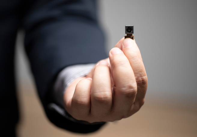 ▲基隆市惊传有某私立补习班男班导长期使用针孔摄影机偷拍女童，已遭声押。基市府教育处表示，补习班已将该师停聘，也进行通报要求改善。若补习班未改善，最重可停止招生或撤销立案。（示意图/shutterstock达志影像）