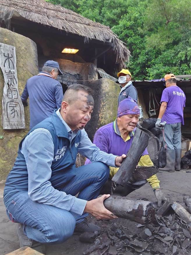 寶山鄉長邱振瑋（左）回起幼時也常常陪伴長輩一同等待燒窯顧炭火的時光。（寶山鄉公所提供／邱立雅竹縣傳真）