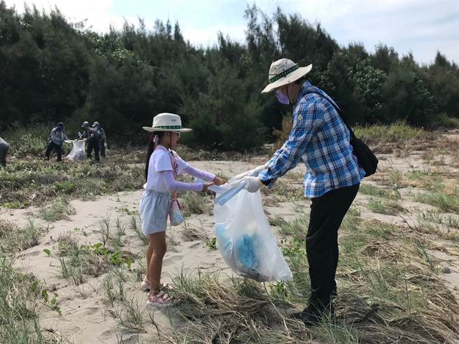 林业保育署台中分署与南投分署100位国家森林志工16日上午手持垃圾袋与捡拾工具，顶着烈日净滩，战果丰硕。（林业保育署提供／潘虹恩台中传真）
