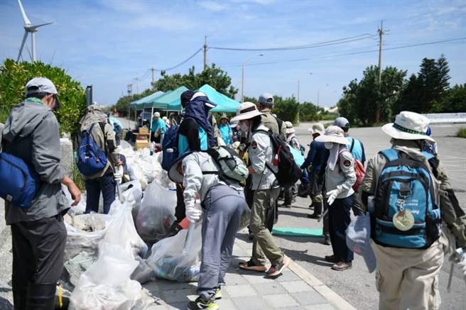 林业保育署台中分署与南投分署100位国家森林志工16日上午清出高达390公斤的陆海域废弃物，重量约等于1.5台重机，战果丰硕。（林业保育署提供／潘虹恩台中传真）