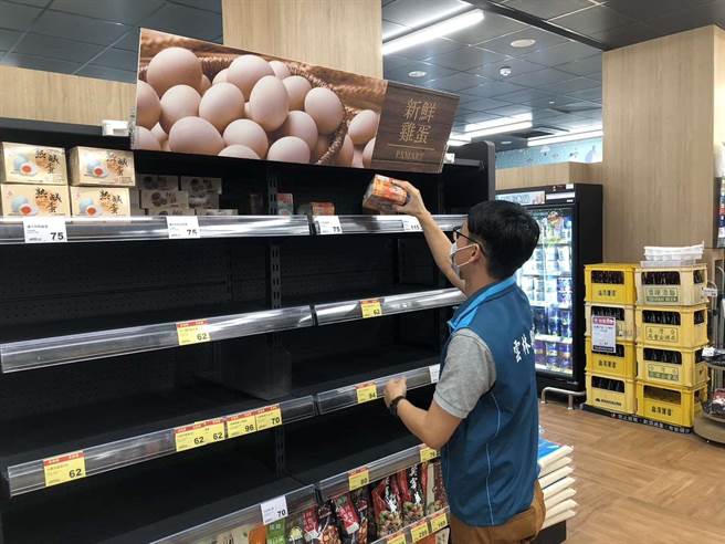 云林县卫生局14日、15日稽查鸡蛋通路包括全联、超商、杂货店、南北杂货行、黄昏超市，均未发现违规蛋巴西鸡蛋。（云林县府提供）