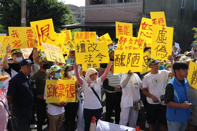 针对航空城搬迁户提出相关诉求，桃园市政府16日回应说明，强调会尽最大努力协助居民安置。图为搬迁户16日上午齐聚竹围街陈抗活动。（蔡明亘摄）