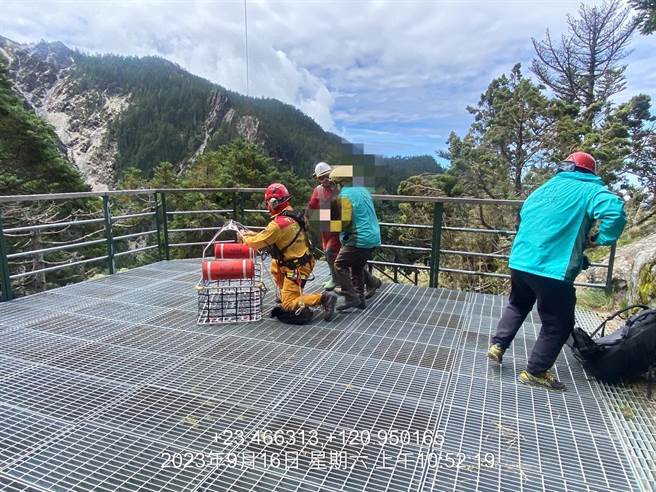 空勤总队直升机将导游吊挂下山至水上机场，转送嘉义基督教医院治疗。（嘉义县消防局提供∕吕妍庭嘉义传真）