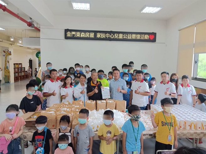 知名房仲业者今日中午招待200位金门家扶中心儿童，享用美味的速食炸鸡套餐，提前过中秋。(图／金门家扶中心提供)