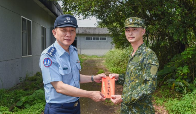 防「官泄」！空军司令视导神秘飞弹基地，竟在这地点发加菜金。(青年日报提供)