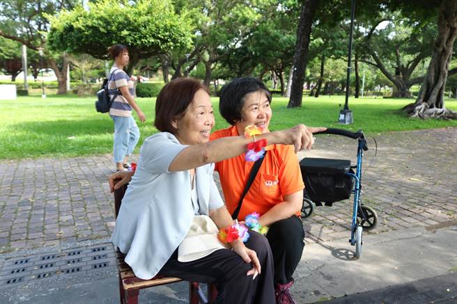 现年74岁的曾阿嬷与丈夫年轻时常到台中公园湖心亭约会，后因生病鲜少出门，时隔30年重返故地开心不已。（弘道老人福利基金会提供／潘虹恩台中传真）