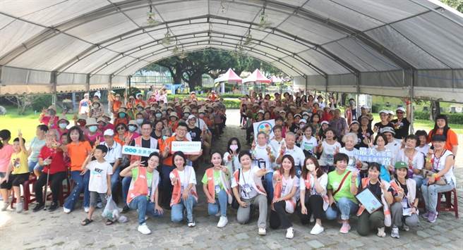 弘道老人福利基金会台中服务处16日与全美世界台湾分公司携手举办「湖畔漫步舞台SHOW」，邀185位爷奶出门体验美甲、修眉与按摩等服务，爷奶乐开怀。（弘道老人福利基金会提供／潘虹恩台中传真）