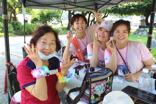 弘道老人福利基金会台中服务处16日与全美世界台湾分公司携手举办「湖畔漫步舞台SHOW」，许多长辈初次尝试美甲、修眉，看着手上五顏六色的美丽指甲纷纷笑开怀。（弘道老人福利基金会提供／潘虹恩台中传真）