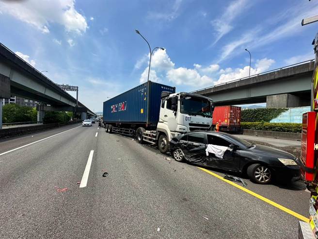 国道1号北向17公里处中午发生4车追撞事故，其中1辆汽车遭联结车挤压变形，车内1对夫妇送医抢救后，于下午2时许伤重不治，警方持续调查厘清肇因。（翻摄画面）