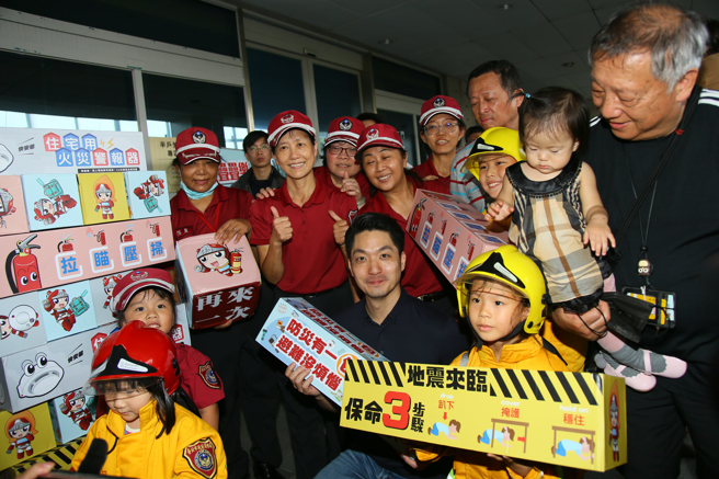 北市消防局于今（16）日下午分别在国立臺湾科学教育馆周边公园道路及内湖区乐活公园社区举办112年「国家防灾日」防灾教育宣导活动，并成立「臺北市到院前超音波小组」。（图／北市消防局提供）