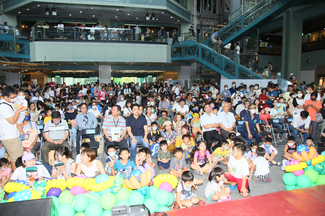 北市消防局于今（16）日下午分别在国立臺湾科学教育馆周边公园道路及内湖区乐活公园社区举办112年「国家防灾日」防灾教育宣导活动，并成立「臺北市到院前超音波小组」。（图／北市消防局提供）