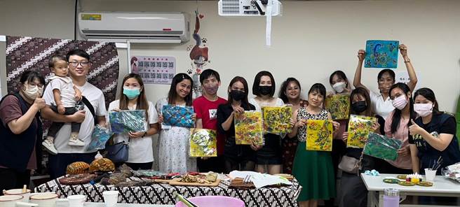 移民署苗栗县服务站于15日举办「认识印尼蜡染之美」多元文化讲座活动。（移民署苗栗服务站提供／谢明俊苗栗传真）
