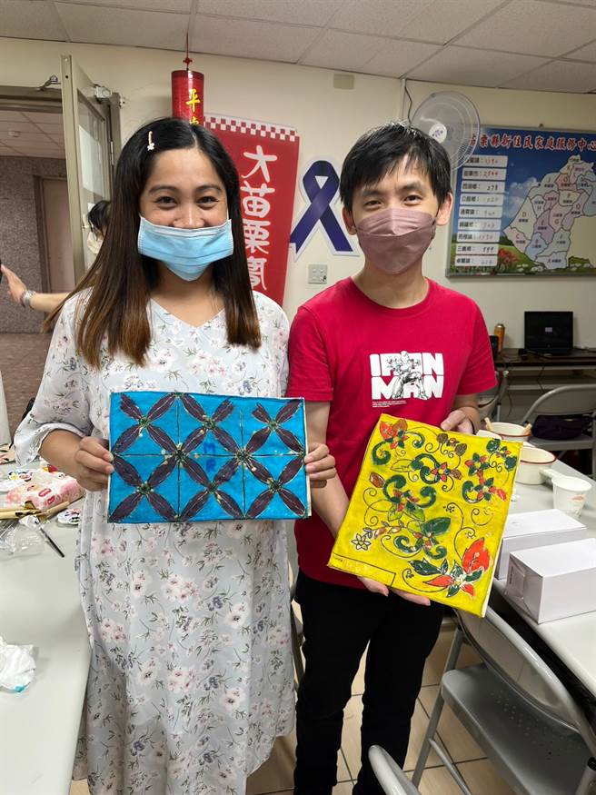 移民署苗栗县服务站于15日举办「认识印尼蜡染之美」多元文化讲座活动。（移民署苗栗服务站提供／谢明俊苗栗传真）