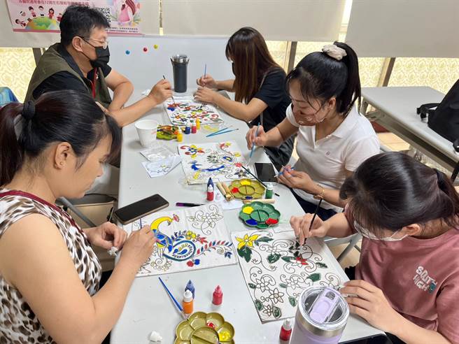 移民署苗栗县服务站于15日举办「认识印尼蜡染之美」多元文化讲座活动。（移民署苗栗服务站提供／谢明俊苗栗传真）