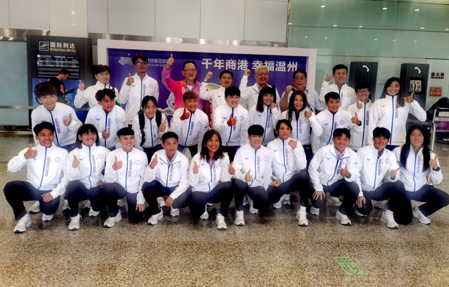 中華奧會副主席陳士魁（後排右三）到溫州迎接中華女足抵達。（中華奧會提供）