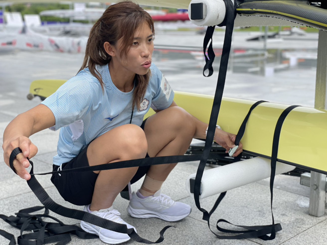 「划船甜心」黃義婷等選手接船後，迫不及待調校船隻。（中華奧會提供）