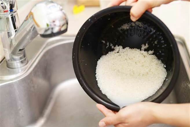 王男只因為飲水機要不要加水就暴怒，拿電鍋內鍋怒砸叔叔頭部。（示意圖／Shutterstock）