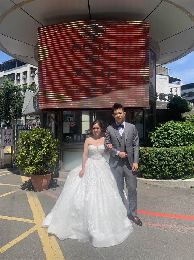 致理校友林欣平（左）及其夫婿。（致理科大提供）