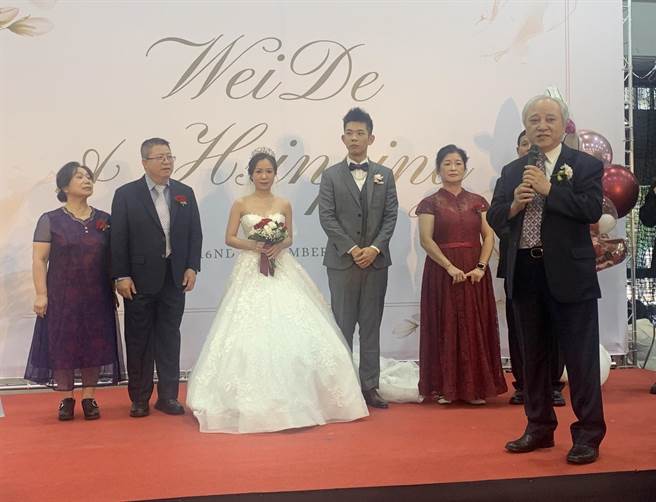 致理科大董事长梁圣时（右一）为新人证婚。（致理科大提供）