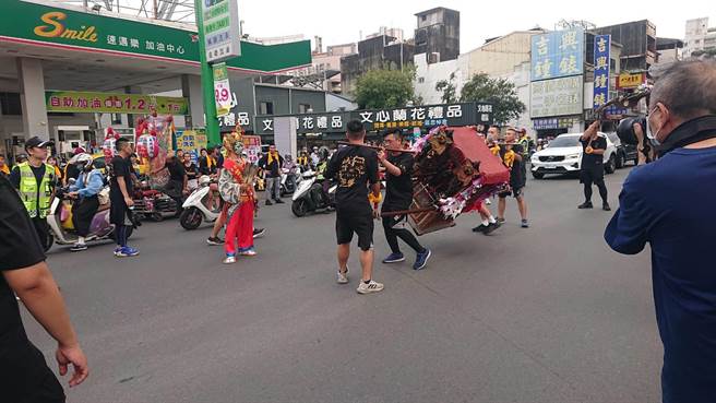 府城县城隍夜巡傍晚开始，神明多次在十字路口徘徊收鬼。（程炳璋摄）