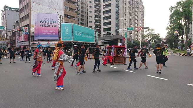 府城县城隍神轿一度在西门路与公园南路交叉口感应徘徊。（程炳璋摄）