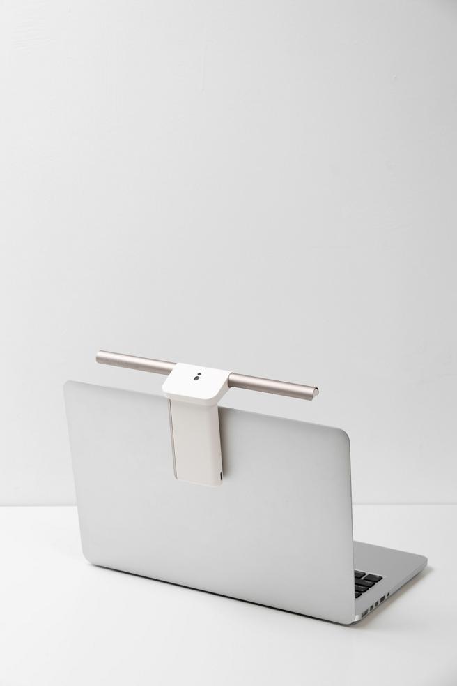 LaptopBar笔电灯採磁吸组装，使用零残胶磁吸贴片贴在萤幕背盖上，将空间还给笔电，易于拆卸。（BenQ提供／古明弘台北传真）