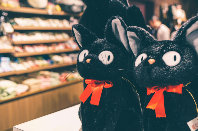 东京都江户川区「魔法文学馆」将由吉卜力动画《魔女宅急便》原作者、日本儿童文学作家角野荣子担任馆长。图为《魔女宅急便》要角「吉吉」玩偶。（图／Shutterstock）