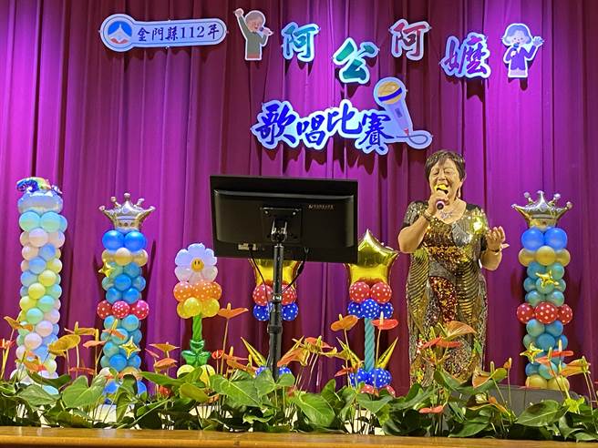 不少参赛的长辈们盛装赴会，彷佛是阿公阿嬷的金曲盛会。(于家麒摄)