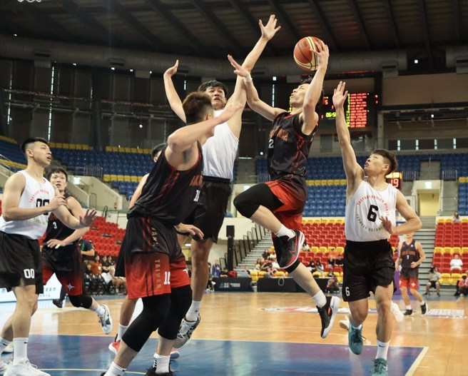 台银后卫张家禾持球切入上篮。(中华篮协提供)